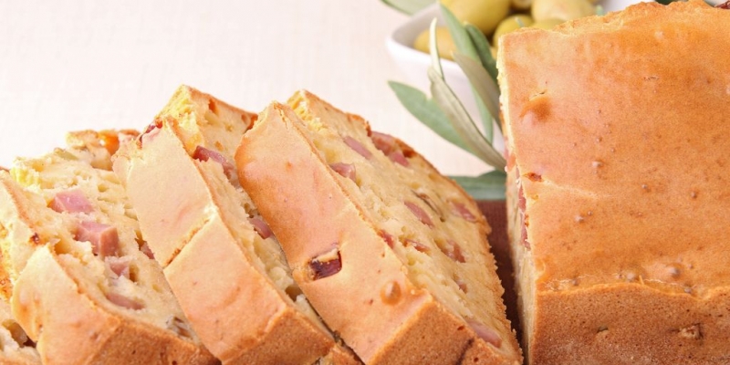 Cake aux olives et lardons