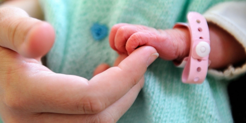 Nourri à l’eau de coco, un bébé de parents végétaliens atteint d’une paralysie cérébrale permanente