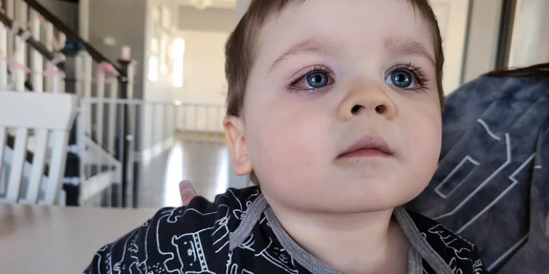 Son fils a failli perdre la vue à cause de ses jouets de bain : une maman lance l'alerte