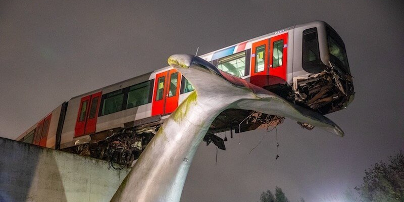 Un métro déraille et manque de tomber dans le vide, sauvé in extremis par une... statue de baleine