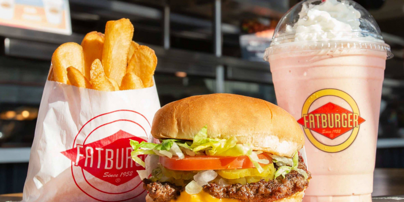 Fatburger, la chaîne culte de hamburgers qui assume son nom arrive en France