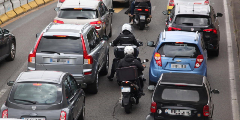 Motos, scooters : circuler entre deux files, c’est de nouveau interdit