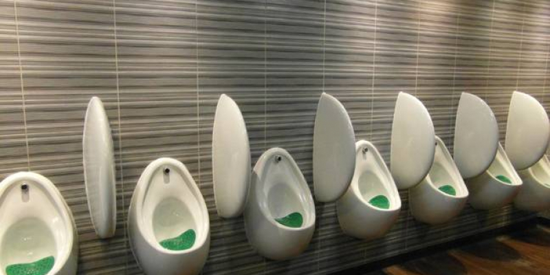 Elles inventent un urinoir pour femmes pour réduire l’attente aux toilettes