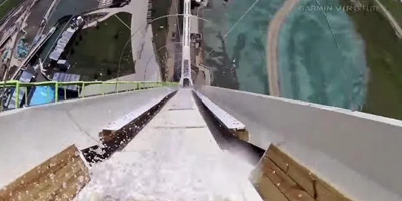 Ils testent le toboggan aquatique le plus haut du monde