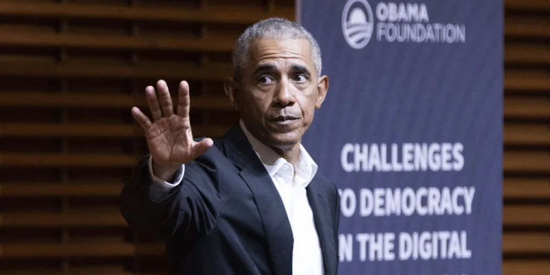 Barack Obama appelle à réguler les réseaux sociaux, responsables de « l'affaiblissement des démocraties »
