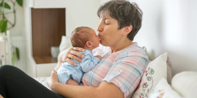 Une grand-mère réclame un salaire à sa fille pour garder son petit-fils