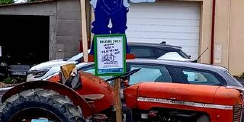 Près de Cholet. Un candidat de l'Amour est dans le pré à la Fête des vieux tracteurs