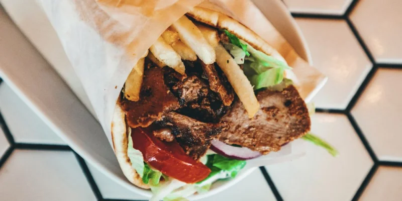 Un costume de kebab vendu plus de 10.000 euros aux enchères