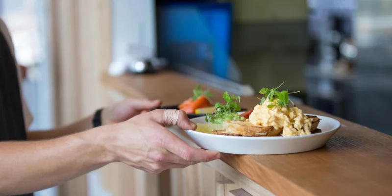 Près d'1,5 million de vues : épinglé par une critique injuste sur Trip Advisor, ce restaurateur répond en vidéo à sa cliente - 750g.com