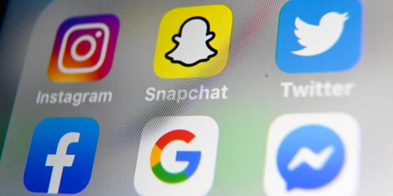 Réseaux sociaux: des députés de la majorité veulent rattacher votre compte à votre carte d'identité