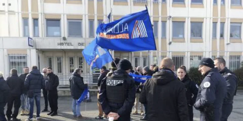 Une trentaine de policiers choletais se rassemblent à l'occasion de la journée noire