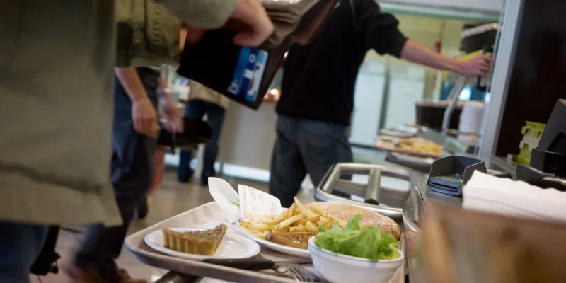 94% des salariés français comptent moins dépenser au restaurant en 2024
