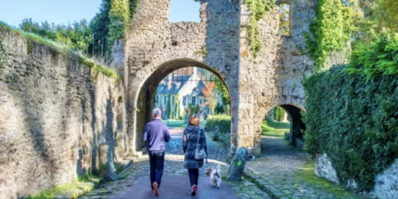 Ce superbe village méconnu à 45 minutes de Paris abrite une extraordinaire abbaye fondée il y a 900 ans !