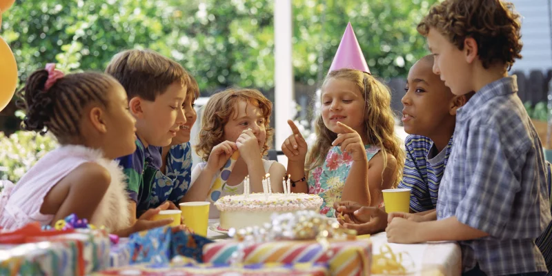 Une mère refuse de commander un plat pour un enfant difficile à l'anniversaire de son fils et assume !