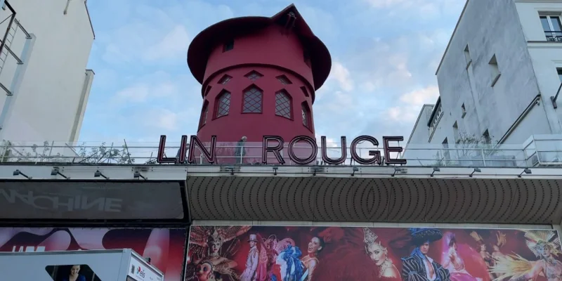Paris: les ailes du Moulin Rouge sont tombées dans la nuit