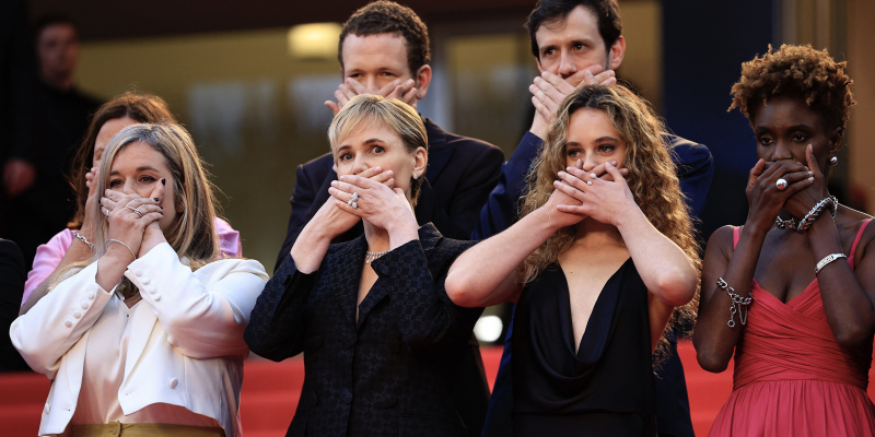 Judith Godrèche ravive la flamme encore étincelante de son combat sur le tapis rouge de Cannes !