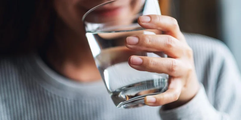 Boire de l'eau en cas de fringale : bonne ou mauvaise idée ? - 750g.com