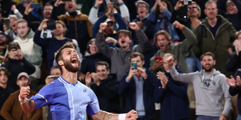 Roland-Garros 2024 : dernier Français en lice, Corentin Moutet enflamme le Suzanne Lenglen et se qualifie pour ses premiers huitièmes de finale