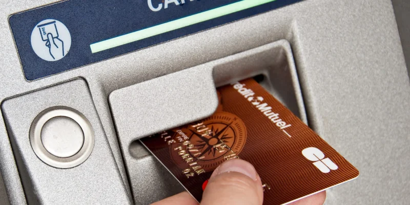 Frais bancaires : ces deux bonnes nouvelles se confirment, voici ce que les clients n'auront plus à payer à partir de l'automne