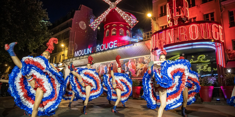 VIDEO. Paris : les nouvelles ailes du Moulin Rouge inaugurées plus de deux mois après leur chute