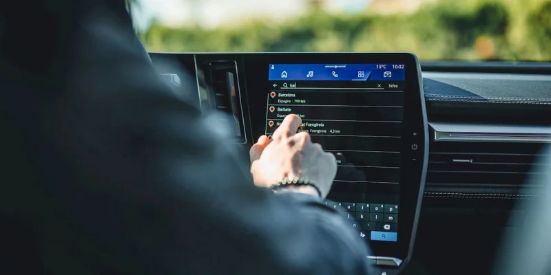 Sans blague ?! Après l'interdiction de téléphone en voiture, on a accepté les écrans connectés