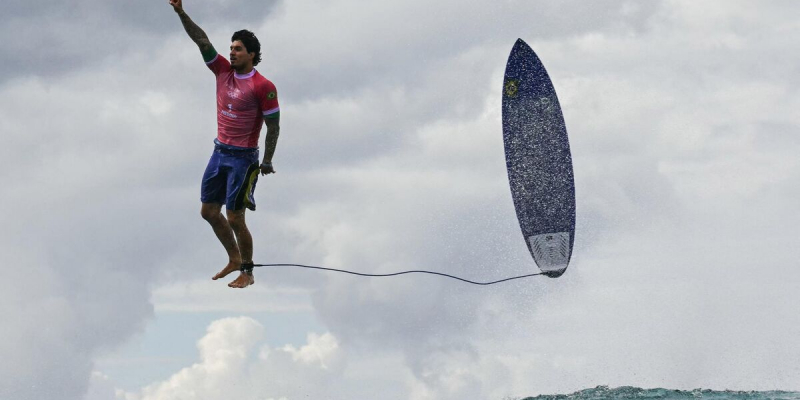 JO Paris 2024 : « J’ai juste appuyé sur le bon bouton », la photo folle du surfeur Gabriel Medina