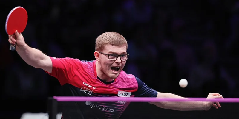 JO 2024 : mais pourquoi Alexis Lebrun touche la table près du filet entre chaque point au tennis de table ?