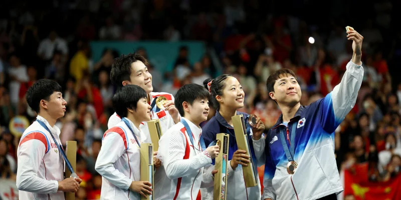 JO Paris 2024 : l'historique selfie des pongistes de la Corée du Nord et du Sud sur le podium fait sensation
