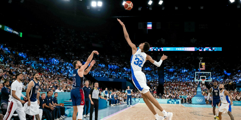 JO 2024 : les Bleus remportent l'argent au basket face à la Team USA 