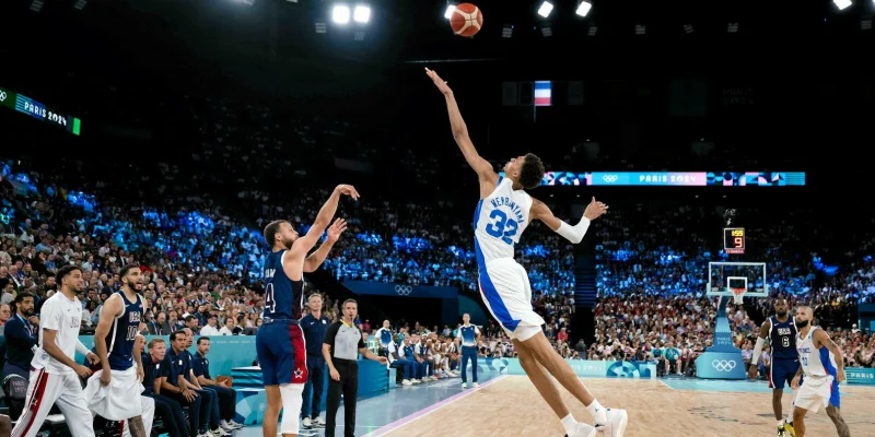 JO 2024 : les Bleus remportent l'argent au basket face à la Team USA 