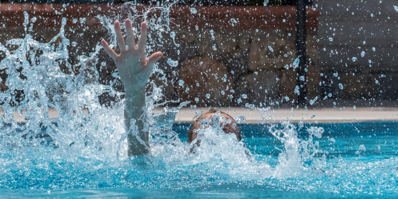 La vie normale : il squatte une piscine, se blesse gravement et attaque en justice la copropriété