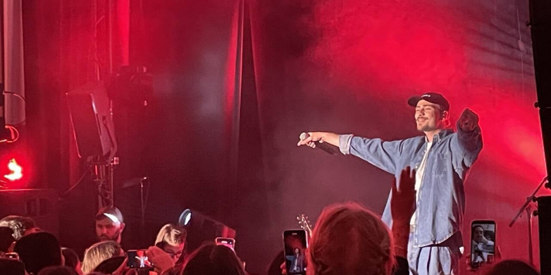 À Cholet, Pierre Garnier offre un concert devant une salle comble