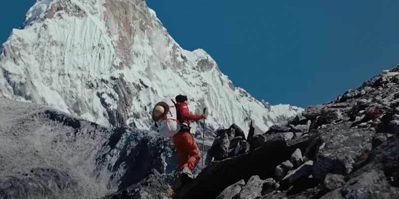 L'ascension de l'Everest par Inoxtag, ou l'alpinisme « spectacle » au service d'un discours méritocratique