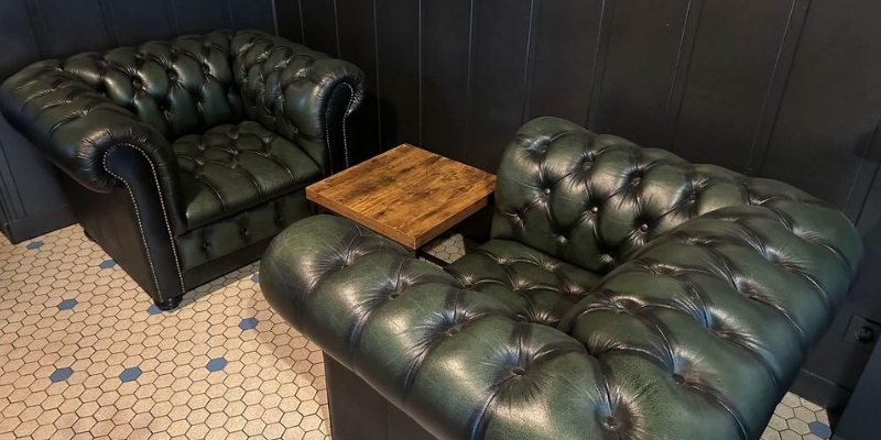 Canapé Chesterfield Vendée, canapé cuir vert 3 places et ses 2 magnifiques fauteuils en très bon état