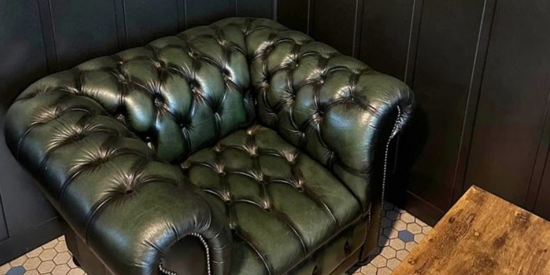 Canapé Chesterfield Vendée, canapé cuir vert 3 places et ses 2 magnifiques fauteuils en très bon état