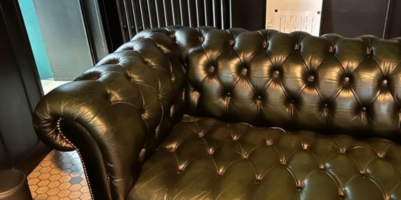 Canapé Chesterfield Vendée, canapé cuir vert 3 places et ses 2 magnifiques fauteuils en très bon état