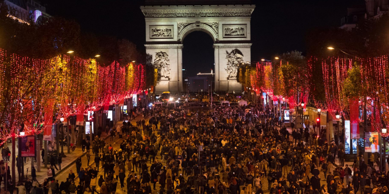 Les Champs-Elysées ont dévoilé leurs illuminations de Noël