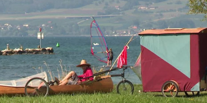 "Emmené par mon rêve" : en vélo-canoë, sans un sou avec sa poule, il sillonne depuis cinq ans la France