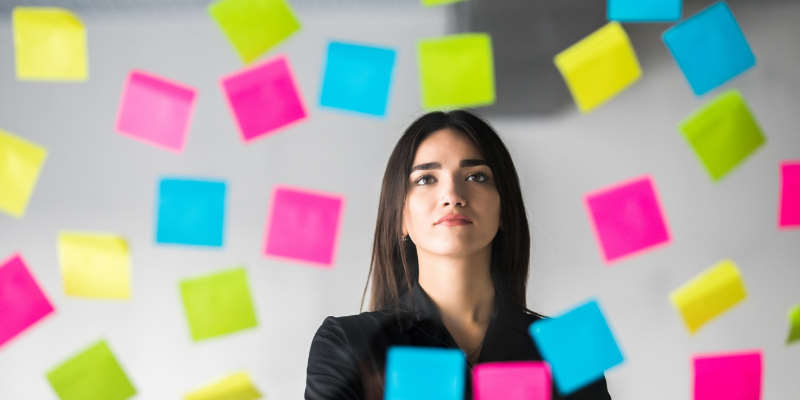 Créer son entreprise en étant salarié : conseils d’un avocat en droit du travail à Paris