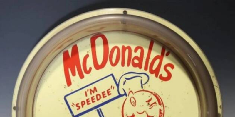 Cholet. Vendue aux enchères, l'enseigne McDonald's de 1953 retourne aux États-Unis