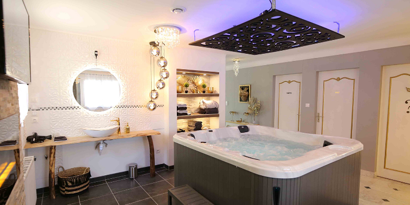 Love Room de Rêve | Spa & Sauna Privatif pour une Escapade Romantique - Notre jardin secret - Parthenay (79)