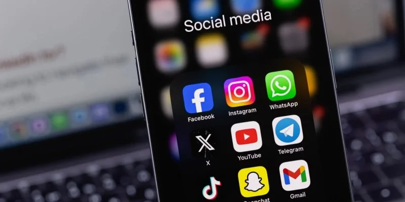 « 1 contenu sur 3 est faux ou toxique » : une étude inédite révèle pourquoi vous devriez arrêter de vous informer sur TikTok, Facebook ou X