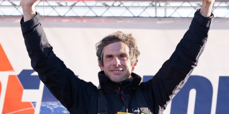 Charlie Dalin, vainqueur du dernier Vendée Globe, est mort à 42 ans du cancer contre lequel il luttait depuis plusieurs années.