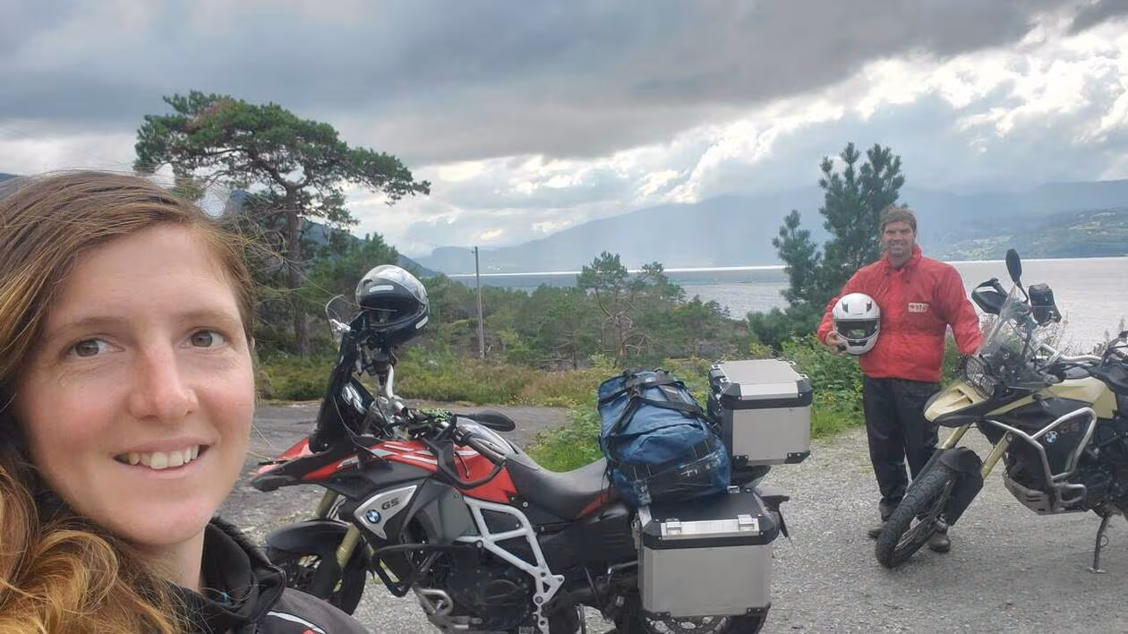 Elle parcourt 21 000 kilomètres à moto dans toute l’Europe pour « promouvoir le logement chez l’habitant »