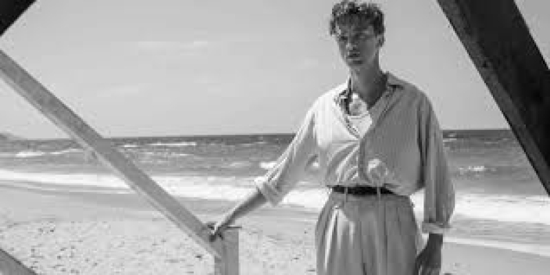 François Ozon dévoile la première image de son prochain film : L’Étranger !