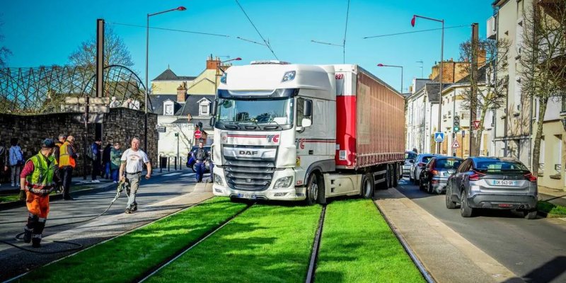 « Il y a tout à refaire sur la voie » : la Setram peste après qu’un camion s’est embourbé sur une ligne de tram au Mans | Le Maine Libre