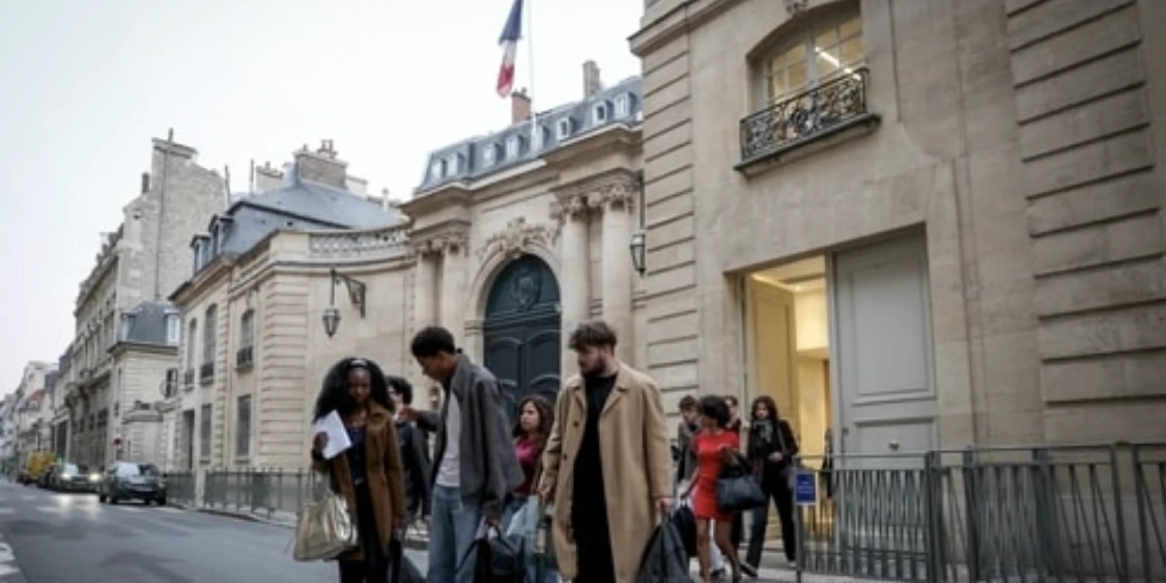 Influenceurs, colère des organisations lycéennes, annonces. Les tractations à Matignon