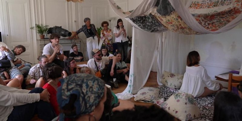 Insolite. « Je trouve ça fou » : quand un festival d'art contemporain s'installe chez des particuliers pour « casser les barrières » entre les artistes…