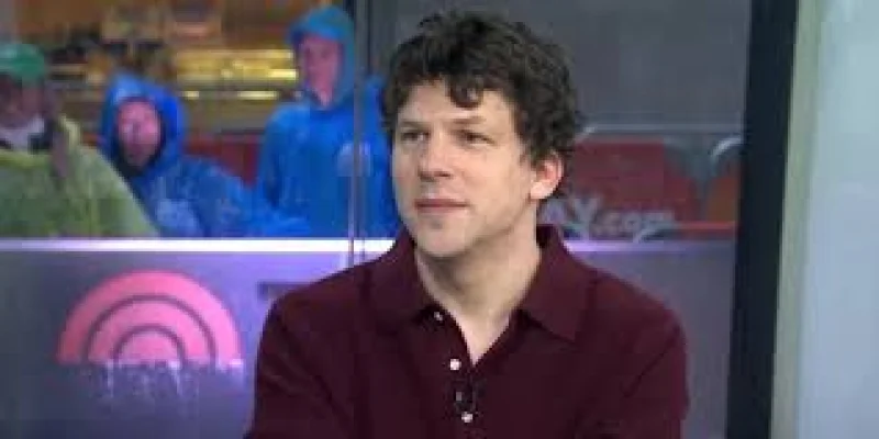 💚 Jesse Eisenberg fait un geste héroïque : l’acteur de The Social Network va donner un rein à un inconnu !