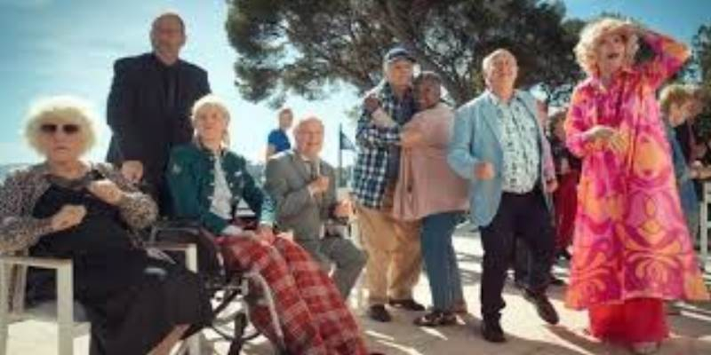 Kev Adams passe derrière la caméra : la saga Maison de retraite devient une série sur TF1 !